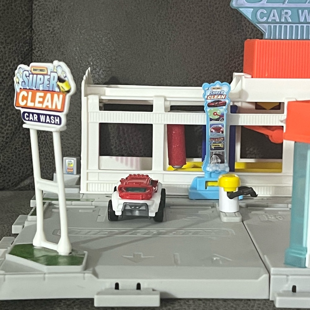 Super Clean Car Wash Matchbox Set 2023 with vehicle